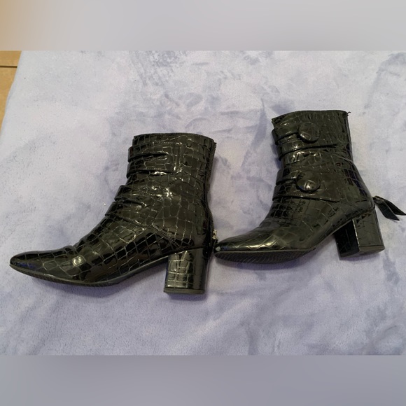Stuart Weitzman Croc Embossed Leather Ankle Boots| Size 5 - Picture 10 of 11